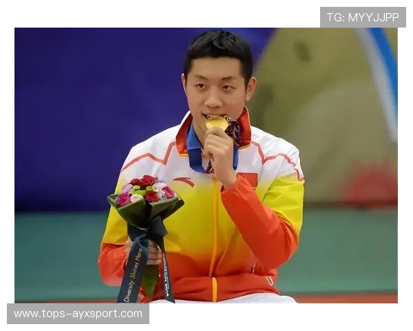 世界冠军许昕近况，现身迪士尼当“保镖”，妻子带俩娃锅盖头抢镜