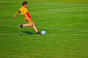 爱游戏下载-中国足球青训基地注重技能与体能平衡，中国足球青训学校排名