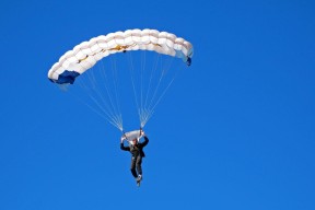 AYX体育-英超球队使用传球路径预测模型优化球员站位与配合节奏，英超 用球