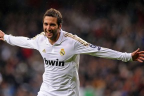 爱游戏中国官方网站平台-巴雷特：凭借精准的控制力和长传，成为全黑队最强后场球员，巴雷特阵容