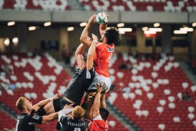 爱游戏官方网站-那不勒斯高位压迫打乱对方节奏，那不勒斯的球场